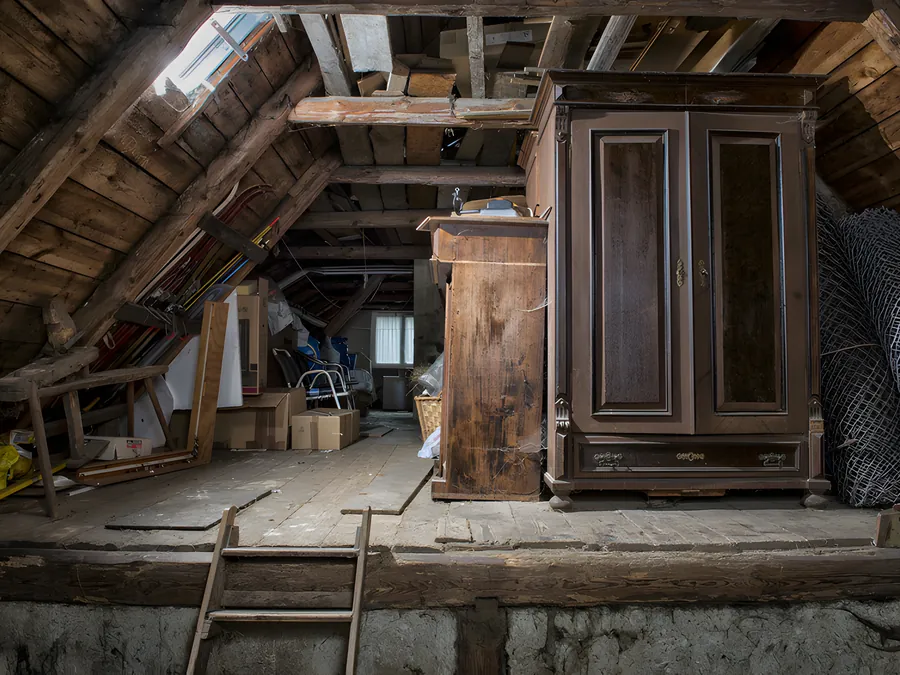 Leer geräumter Dachboden mit Holzbalken und gefegten Dielen nach der Dachbodenentrümpelung in Hannover