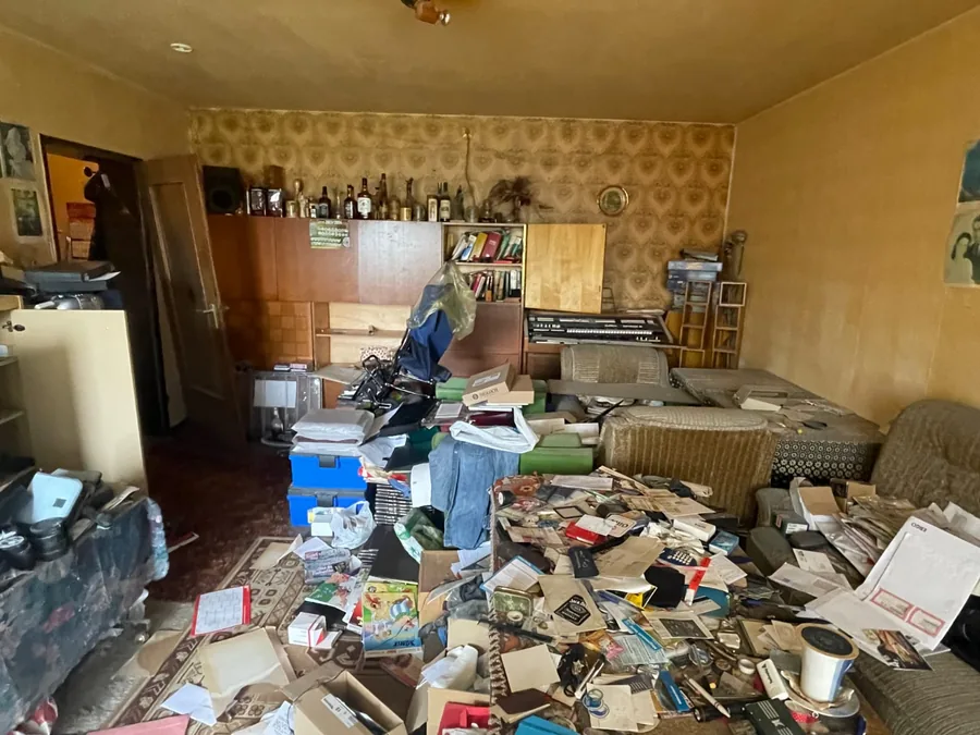 Leer geräumtes Wohnzimmer eines Hauses in Hannover nach der Haushaltsauflösung, Boden gefegt, Wände frei