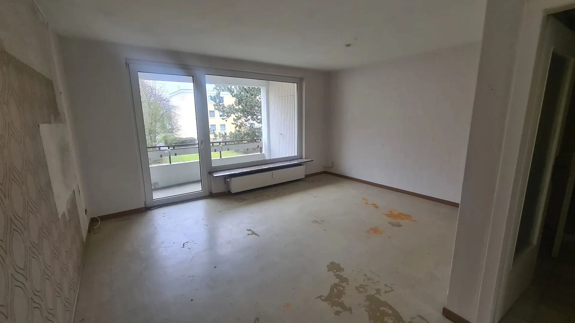 Besenrein übergebener Raum nach einer Entrümpelung durch Fix + weg
